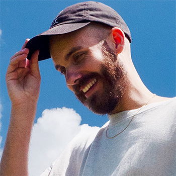 Өмірбаян San Holo