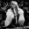 Мұқаба Suki Waterhouse - Tiny Raisin Suki Waterhouse - Tiny Raisin