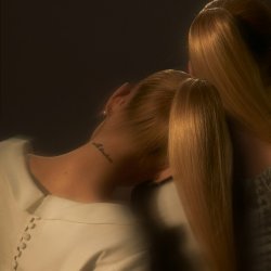 Мұқаба Ariana Grande Feat. Nonna - Ordinary Things