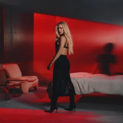 Мұқаба hands on me